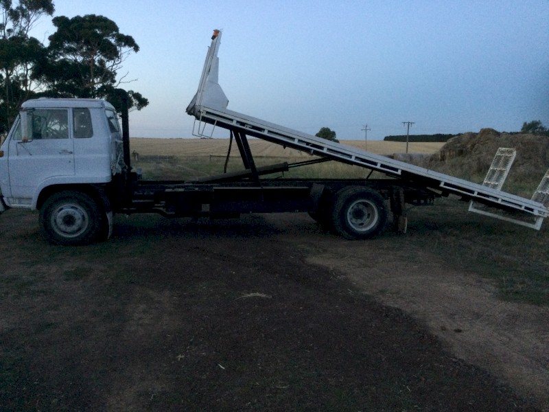 1974 Isuzu Tilt/Slide Tray Truck