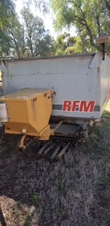 2400 Series mounted double shoot airseeder box