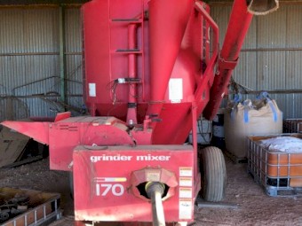 Gehl MX170 Feed mill mixer
