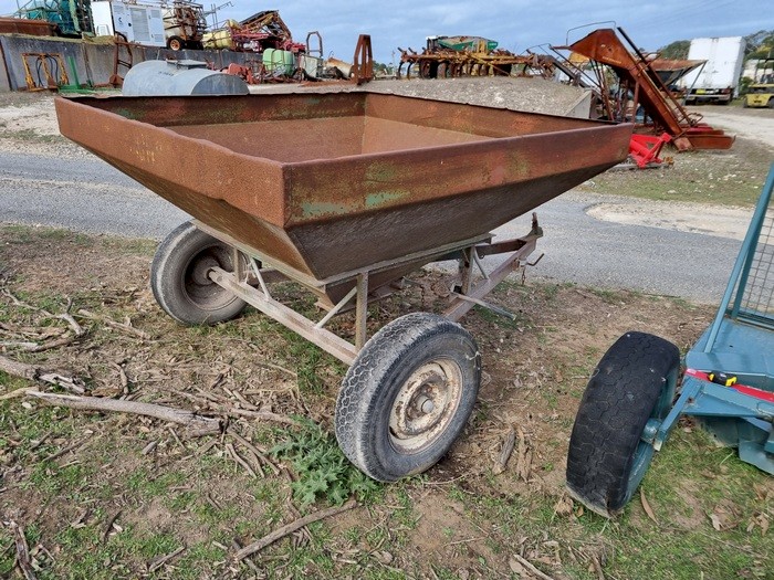 Trailing Sheep Feeder