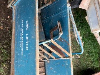 Peak Hill Ewe AI lifter