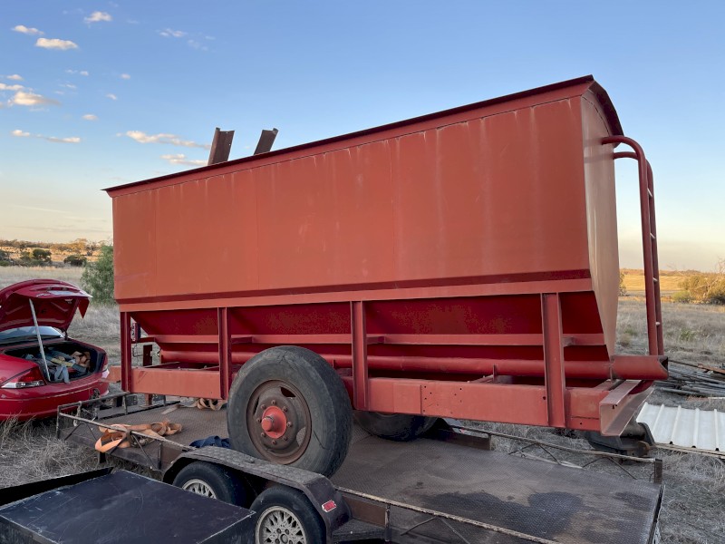 Field trailer Grain or feed bin