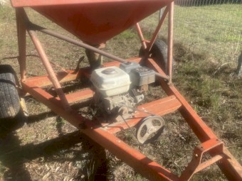 Grain feed out bin with auger