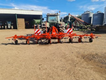 Kuhn GF7902 Tedder Hay Rake
