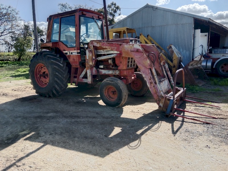 International 886 Loader Tractor