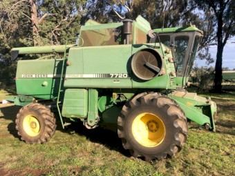 John Deere 7720 Titan 2 4wd Header with 220 Front