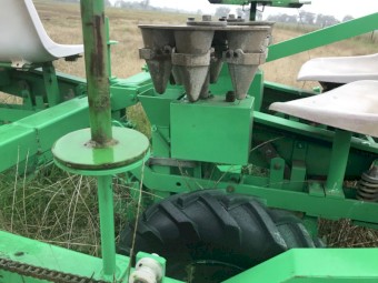 Compact Carrousel mechanical transplanter 3 rows 80cm with beds