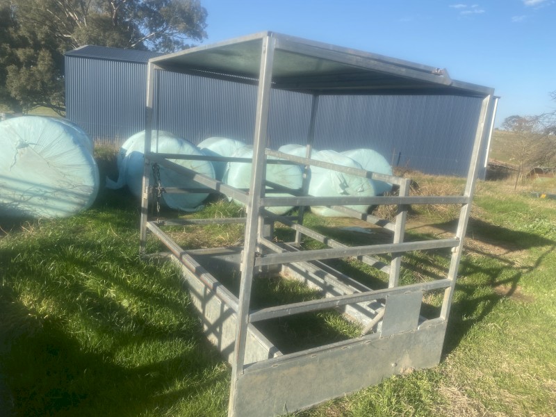 Hay squeeze feeder’s