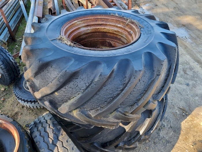30.5-32 Tyres & Rims