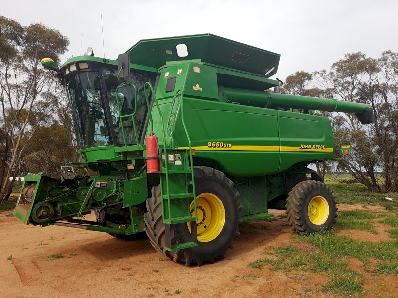 John Deere 9650 Header and 973 Macdon Draper Front