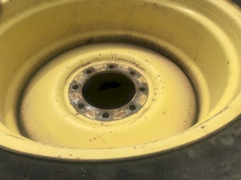 2 x Rims and tyres off a John Deere 6910