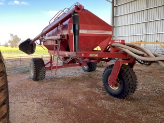 2010 Morris C1 Contour Drill with 7180 Air Cart