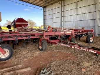 2010 Morris C1 Contour Drill with 7180 Air Cart