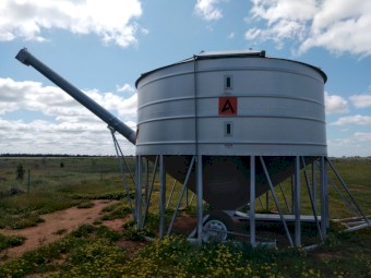 SOLD    31.7t Ahrens Auger field bin