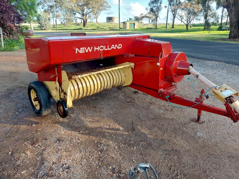 New Holland  Hayliner 317 square baler