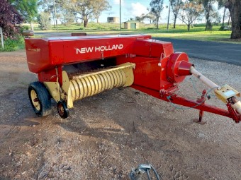 New Holland  Hayliner 317 square baler