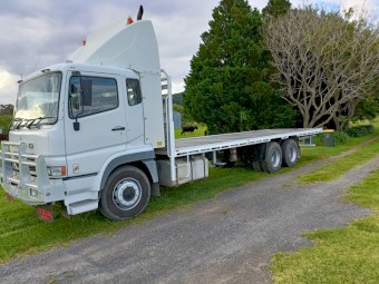 2005 Mitsubishi FV500 Tray Truck