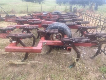 International 211 33 Tyne scarifier 