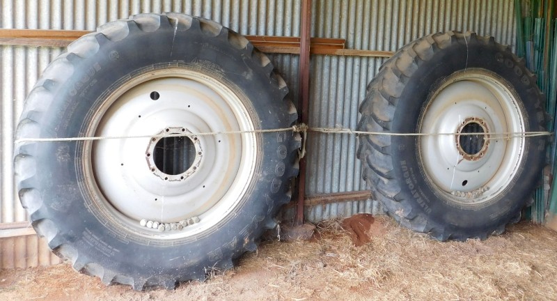 Dual Rims/Tyres off Case Magnum 220