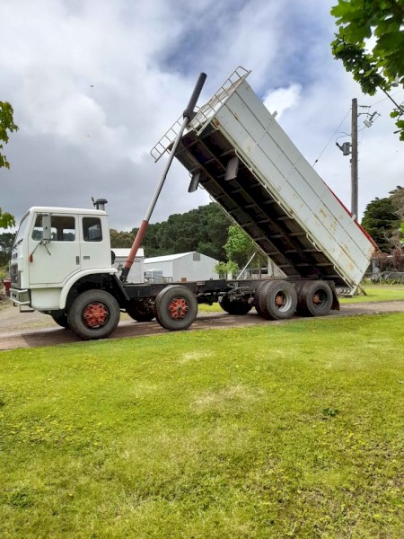 1986 International ACCO 1950D Tipper Truck