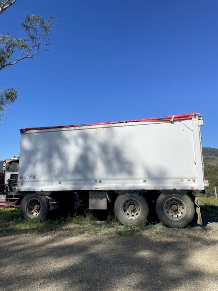 2013 Lusty Tipper Trailer 
