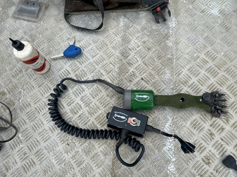 Mobile sheep shearer 