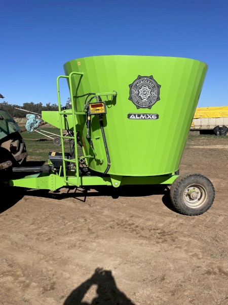 Feed mixer