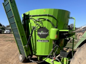 Feed mixer