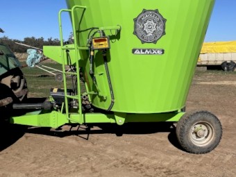 Feed mixer