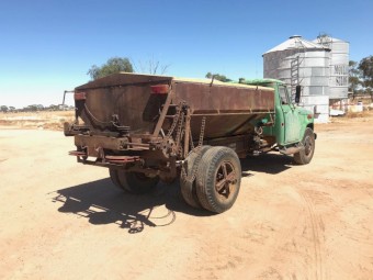 INTERNATIONAL 1600T SUPER SPREADER TRUCK