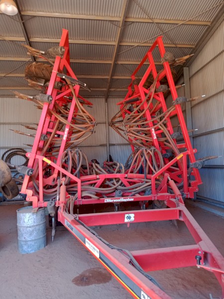 Under Auction - (A245) 2006 Horwood Bagshaw Scaribar and 6000 litre Trailing Cart 