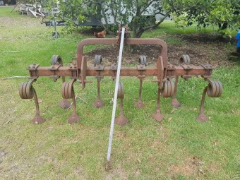 9 Tyne cultivator Chisel plough