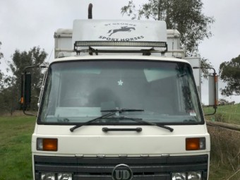 1986 International N1630 Horse Truck