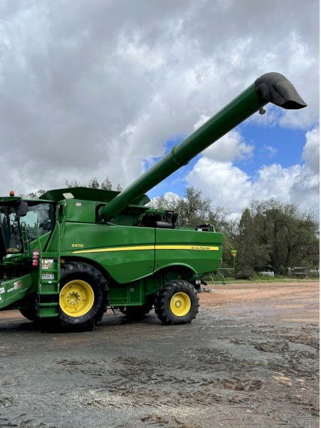 2015 John Deere S670 Combine and 635D Front and Trailer