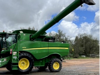 2015 John Deere S670 Combine and 635D Front and Trailer