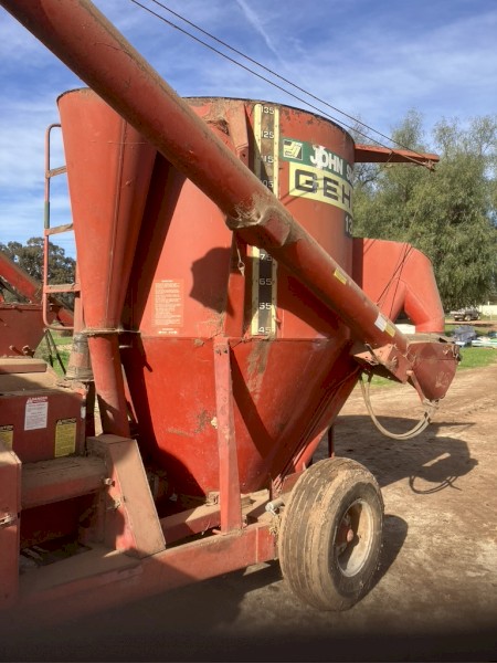 135 Gehl Mixer