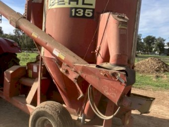 135 Gehl Mixer