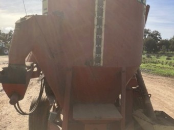 135 Gehl Mixer