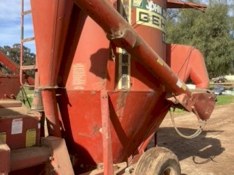 135 Gehl Mixer