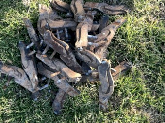 About 30 Agmaster knife points, closer plates/boot mounts and sowing boot assemblies, plus trash deflectors