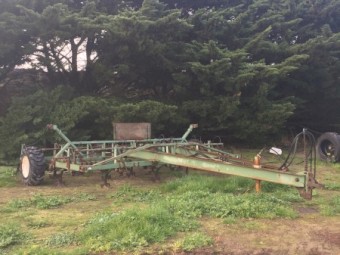John Shearer 21 tine scarifier with hydraulic break aways