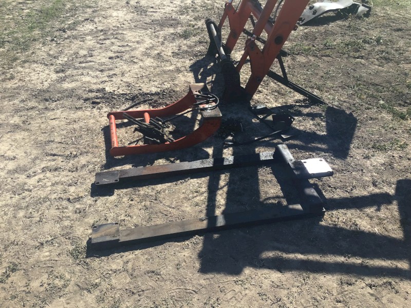 Level lift loader to suit 50 to 70 hp tractor