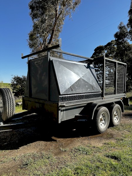 Heavy duty farm trailer