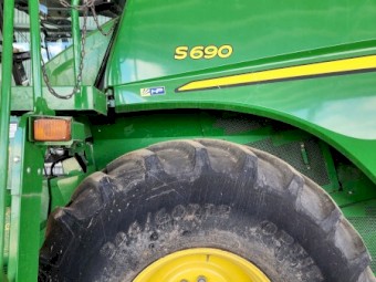 2015 John Deere S690 Header with 640D front and trailer 
