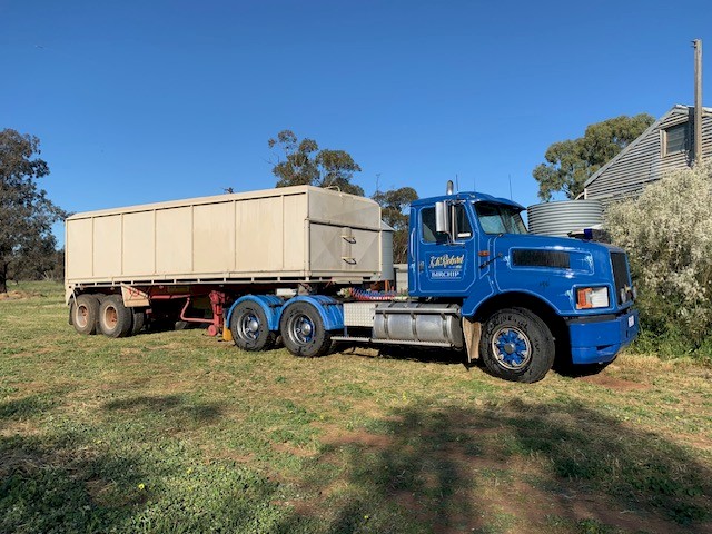 1994 International S Line Semi Prime Mover and Bulk Trailer.