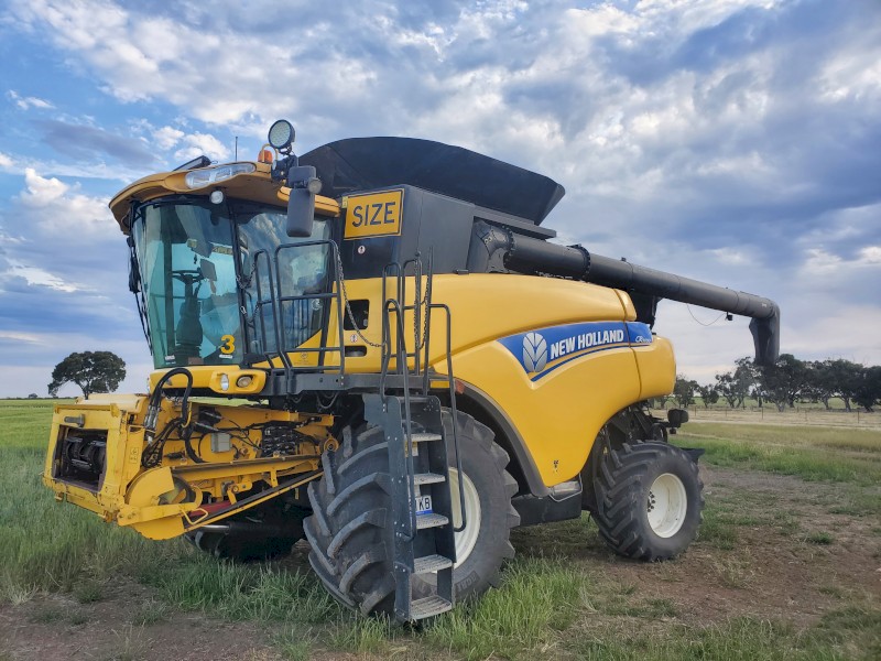 2012 New Holland CR 9090 Header