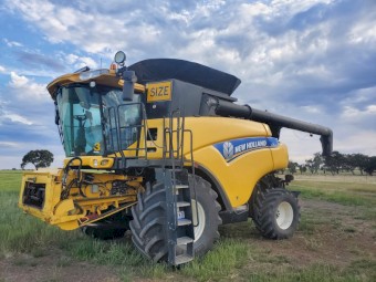2012 New Holland CR 9090 Header