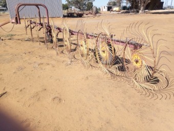 9 wheel inline rake