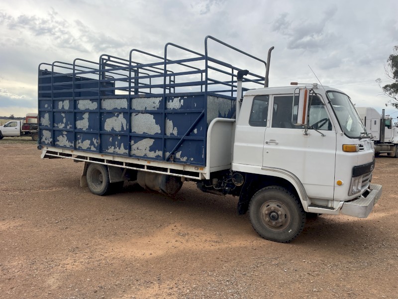 1985 Isuzu SBR Livestock Truck