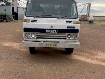 1985 Isuzu SBR Livestock Truck